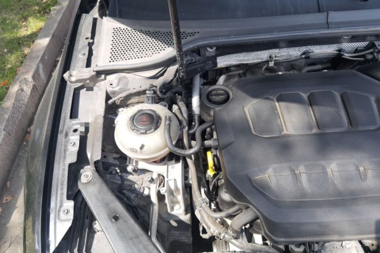 Used Volkswagen Magotan 2023 2 Million Units Commemorative Edition 330TSI DSG Luxury Version Engine Bay Right