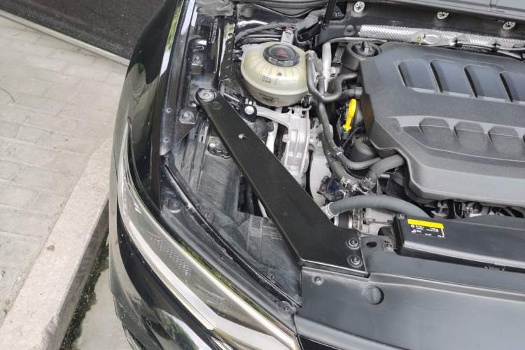 Used Volkswagen Magotan 2023 2 Million Units Commemorative Edition 330TSI DSG Luxury Version Engine Bay Right