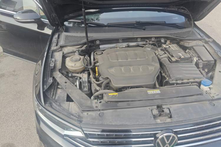 Used Volkswagen Magotan 2023 2 Million Units Commemorative Edition 330TSI DSG Luxury Version Engine Bay Right