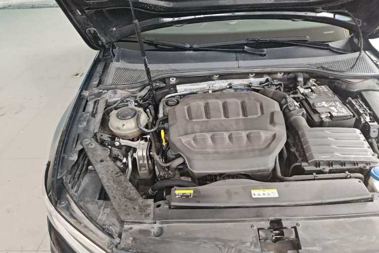 Used Volkswagen Magotan 2023 2 Million Units Commemorative Edition 330TSI DSG Luxury Version Engine Bay Right