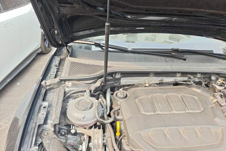 Used Volkswagen Magotan 2023 2 Million Units Commemorative Edition 330TSI DSG Luxury Version Engine Bay Right