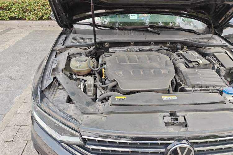 Used Volkswagen Magotan 2023 2 Million Units Commemorative Edition 330TSI DSG Luxury Version Engine Bay Right