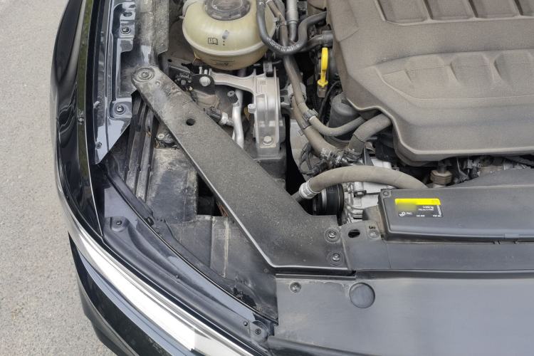 Used Volkswagen Magotan 2023 2 Million Units Commemorative Edition 330TSI DSG Luxury Version Engine Bay Right