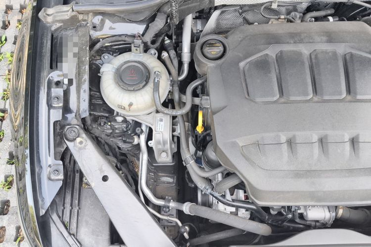 Used Volkswagen Magotan 2023 2 Million Units Commemorative Edition 330TSI DSG Luxury Version Engine Bay Right
