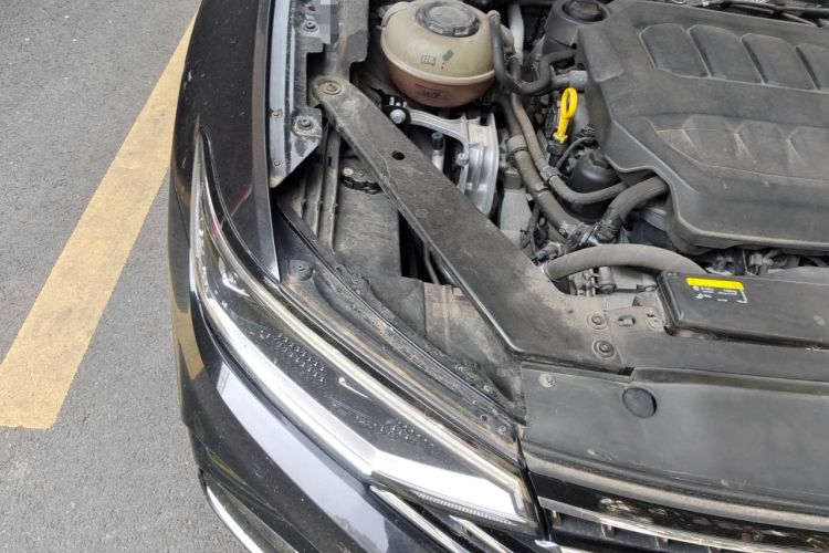 Used Volkswagen Magotan 2023 2 Million Units Commemorative Edition 330TSI DSG Luxury Version Engine Bay Right