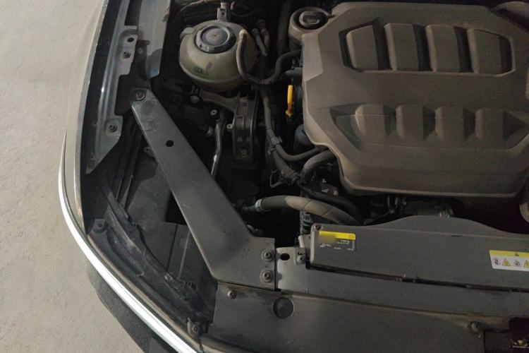 Used Volkswagen Magotan 2023 2 Million Units Commemorative Edition 330TSI DSG Luxury Version Engine Bay Right