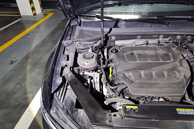Used Volkswagen Magotan 2023 2 Million Units Commemorative Edition 330TSI DSG Luxury Version Engine Bay Right