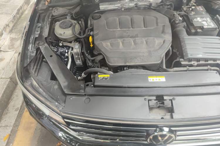Used Volkswagen Magotan 2023 2 Million Units Commemorative Edition 330TSI DSG Luxury Version Engine Bay Right