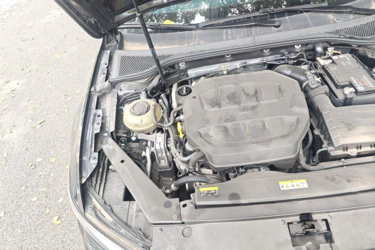 Used Volkswagen Magotan 2023 2 Million Units Commemorative Edition 330TSI DSG Luxury Version Engine Bay Right