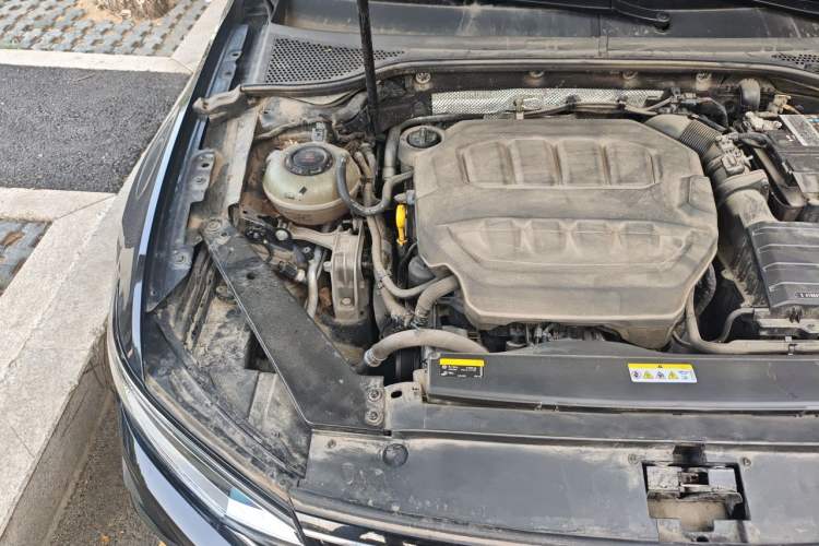 Used Volkswagen Magotan 2023 2 Million Units Commemorative Edition 330TSI DSG Luxury Version Engine Bay Right