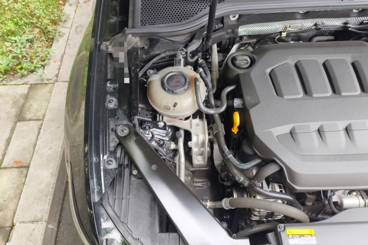 Used Volkswagen Magotan 2023 2 Million Units Commemorative Edition 330TSI DSG Luxury Version Engine Bay Right