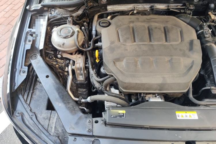 Used Volkswagen Magotan 2023 2 Million Units Commemorative Edition 330TSI DSG Luxury Version Engine Bay Right