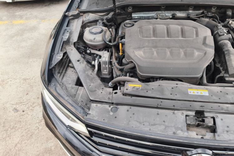 Used Volkswagen Magotan 2023 2 Million Units Commemorative Edition 330TSI DSG Luxury Version Engine Bay Right