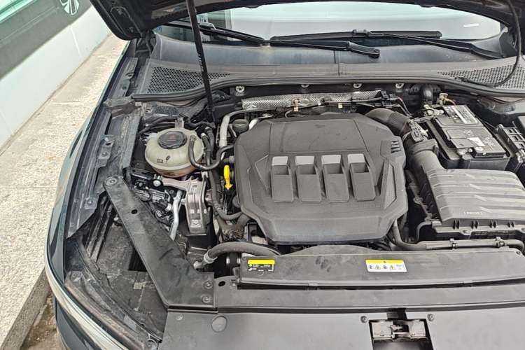 Used Volkswagen Magotan 2023 2 Million Units Commemorative Edition 330TSI DSG Luxury Version Engine Bay Right