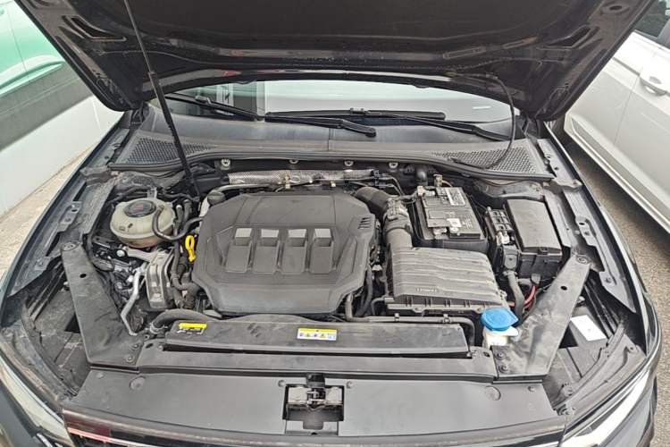 Used Volkswagen Magotan 2023 2 Million Units Commemorative Edition 330TSI DSG Luxury Version Engine Bay