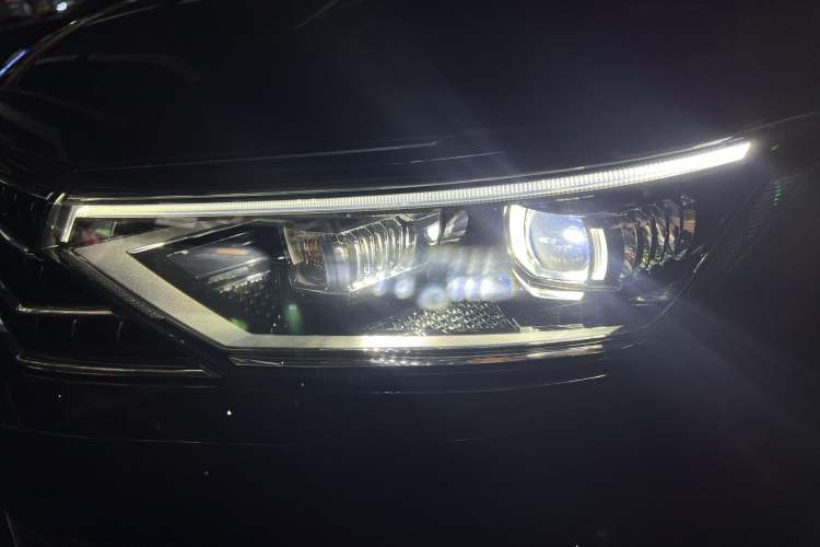 Used Volkswagen Magotan 2023 2 Million Units Commemorative Edition 330TSI DSG Luxury Version Exterior 11