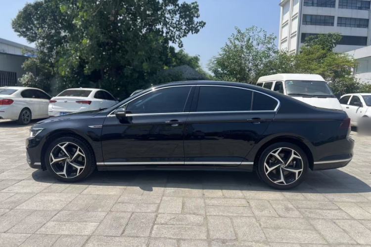 Used Volkswagen Magotan 2023 2 Million Units Commemorative Edition 330TSI DSG Luxury Version Exterior 2