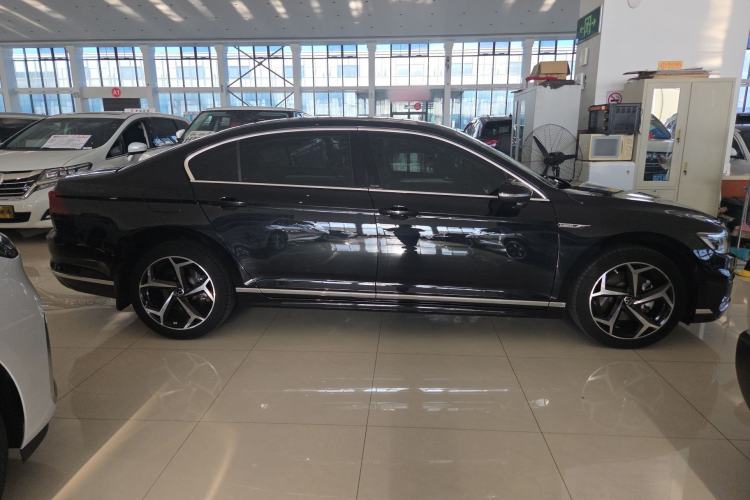 Used Volkswagen Magotan 2023 2 Million Units Limited Edition 330TSI DSG Leading Version Exterior 2