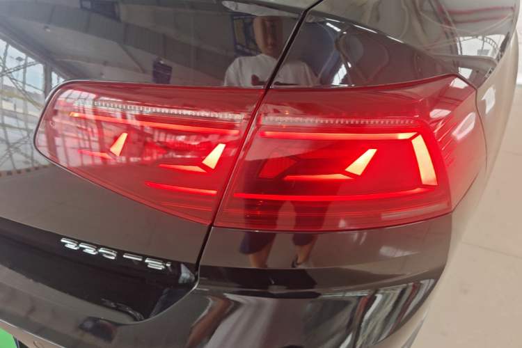 Used Volkswagen Magotan 2023 2 Million Units Limited Edition 330TSI DSG Leading Version Exterior 3