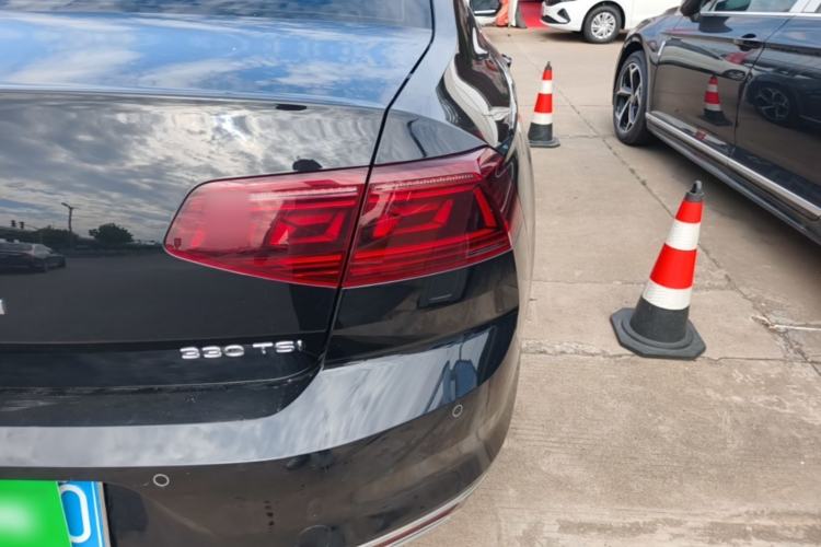 Used Volkswagen Magotan 2023 2 Million Units Limited Edition 330TSI DSG Leading Version Exterior 3