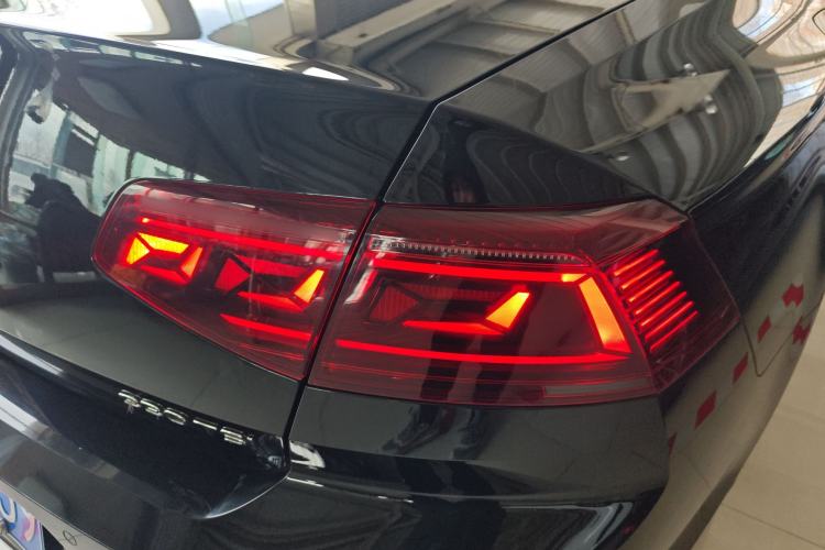 Used Volkswagen Magotan 2023 2 Million Units Limited Edition 330TSI DSG Leading Version Exterior 3