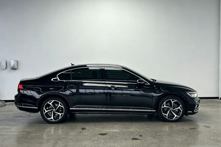 Used Volkswagen Magotan 2023 2 Million Units Limited Edition 330TSI DSG Leading Version Exterior 3