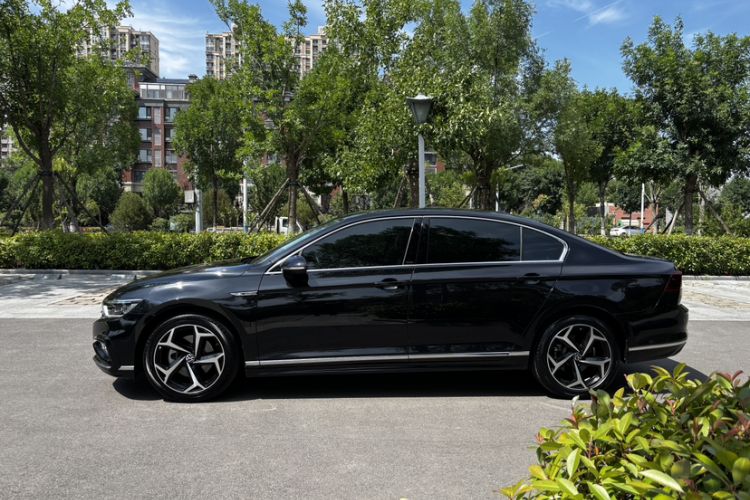 Used Volkswagen Magotan 2023 2 Million Units Commemorative Edition 330TSI DSG Luxury Version Exterior 4