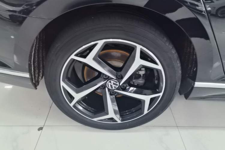 Used Volkswagen Magotan 2023 2 Million Units Limited Edition 330TSI DSG Leading Version Exterior 5