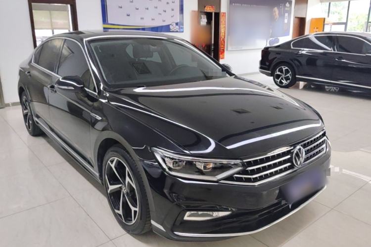 Used Volkswagen Magotan 2023 2 Million Units Limited Edition 330TSI DSG Leading Version Front Right 45 Deg