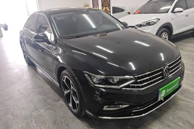Used Volkswagen Magotan 2023 2 Million Units Limited Edition 280TSI DSG Leading Version Front Right 45 Deg
