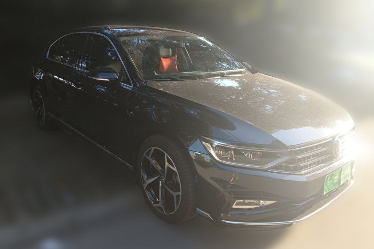 Used Volkswagen Magotan 2023 2 Million Units Limited Edition 330TSI DSG Leading Version Front Right 45 Deg