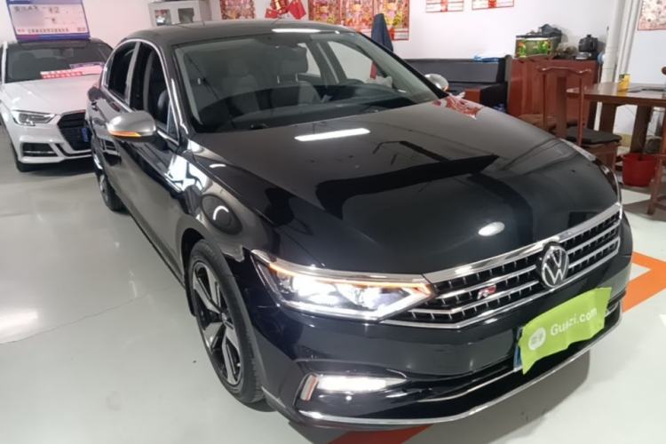 Used Volkswagen Magotan 2023 2 Million Units Limited Edition 330TSI DSG Leading Version Front Right 45 Deg