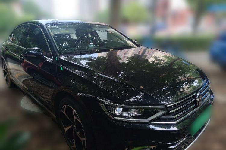Used Volkswagen Magotan 2023 2 Million Units Limited Edition 330TSI DSG Leading Version Front Right 45 Deg