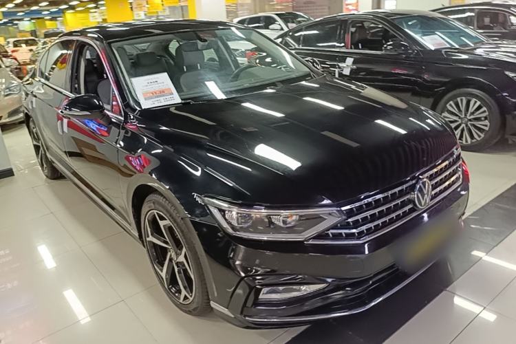 Used Volkswagen Magotan 2023 2 Million Units Limited Edition 280TSI DSG Leading Version Front Right 45 Deg