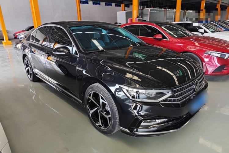 Used Volkswagen Magotan 2023 2 Million Units Limited Edition 330TSI DSG Leading Version Front Right 45 Deg