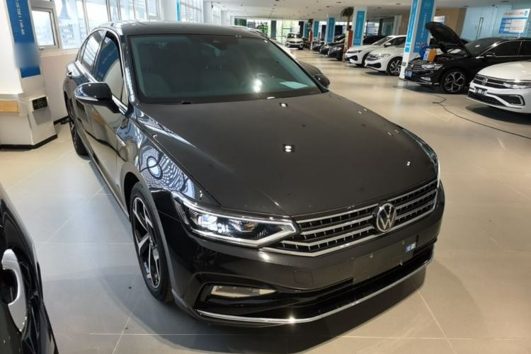 Used Volkswagen Magotan 2023 2 Million Units Commemorative Edition 330TSI DSG Luxury Version Front Right 45 Deg