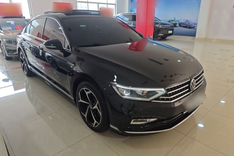 Used Volkswagen Magotan 2023 2 Million Units Limited Edition 330TSI DSG Leading Version Front Right 45 Deg