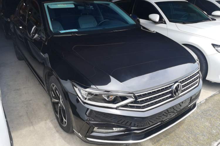 Used Volkswagen Magotan 2023 2 Million Units Limited Edition 330TSI DSG Leading Version Front Right 45 Deg