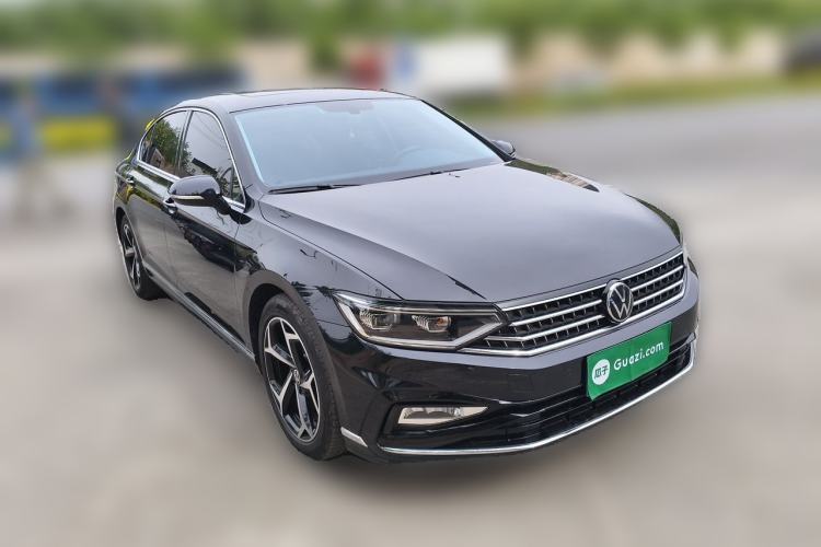 Used Volkswagen Magotan 2023 2 Million Units Limited Edition 330TSI DSG Leading Version Front Right 45 Deg