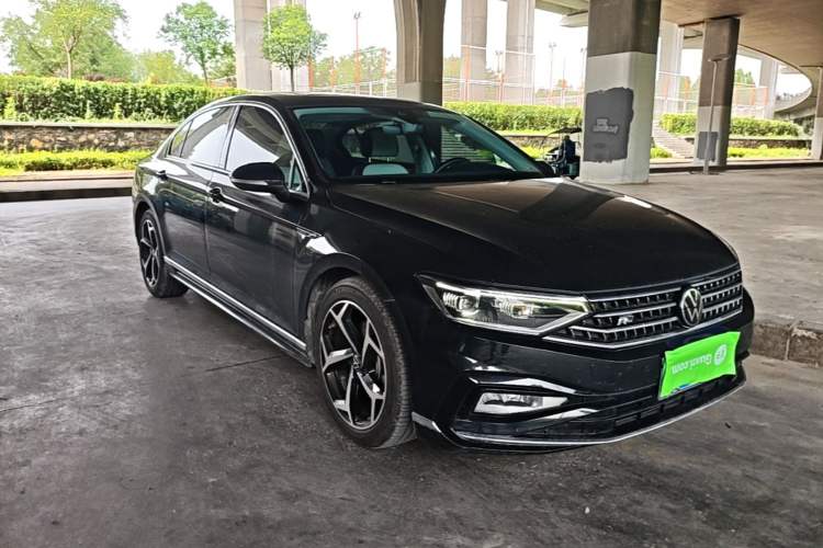 Used Volkswagen Magotan 2023 2 Million Units Limited Edition 330TSI DSG Leading Version Front Right 45 Deg