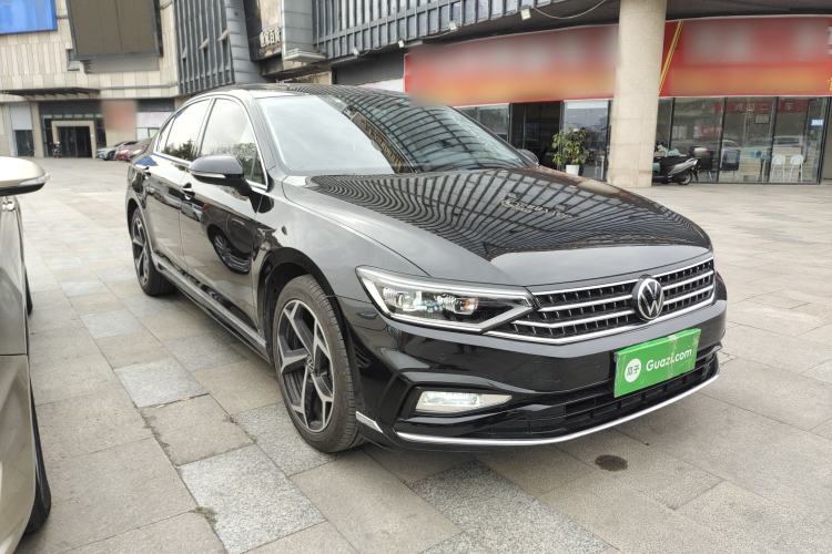 Used Volkswagen Magotan 2023 2 Million Units Limited Edition 330TSI DSG Leading Version Front Right 45 Deg
