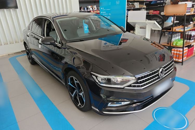 Used Volkswagen Magotan 2023 2 Million Units Limited Edition 330TSI DSG Leading Version Front Right 45 Deg