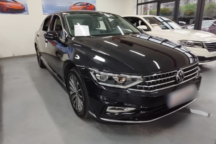 Used Volkswagen Magotan 2023 2 Million Units Limited Edition 330TSI DSG Leading Version Front Right 45 Deg