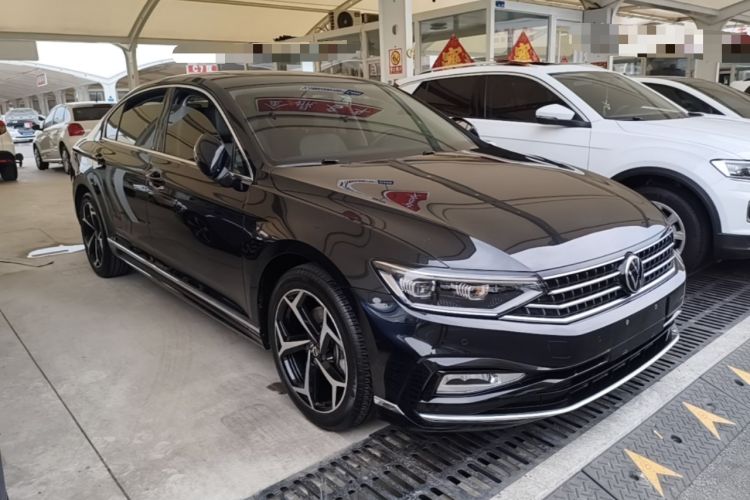 Used Volkswagen Magotan 2023 2 Million Units Limited Edition 330TSI DSG Leading Version Front Right 45 Deg