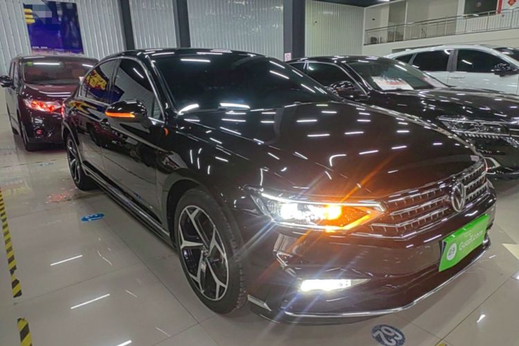Used Volkswagen Magotan 2023 2 Million Units Limited Edition 330TSI DSG Leading Version Front Right 45 Deg