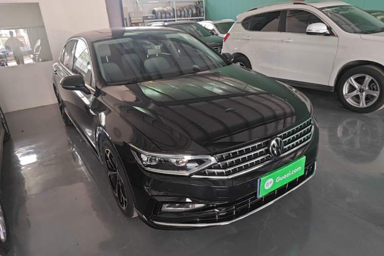 Used Volkswagen Magotan 2023 2 Million Units Limited Edition 330TSI DSG Leading Version Front Right 45 Deg