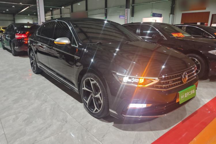 Used Volkswagen Magotan 2023 2 Million Units Limited Edition 330TSI DSG Leading Version Front Right 45 Deg