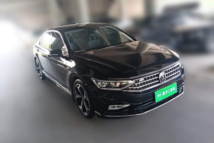 Used Volkswagen Magotan 2023 2 Million Units Limited Edition 330TSI DSG Leading Version Front Right 45 Deg
