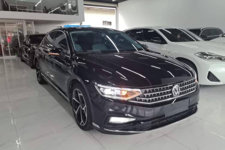 Used Volkswagen Magotan 2023 2 Million Units Limited Edition 330TSI DSG Leading Version Front Right 45 Deg
