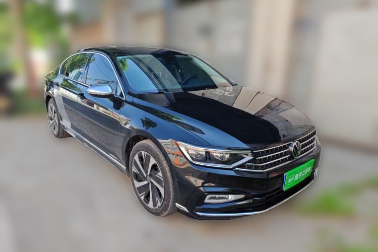 Used Volkswagen Magotan 2023 2 Million Units Limited Edition 330TSI DSG Leading Version Front Right 45 Deg